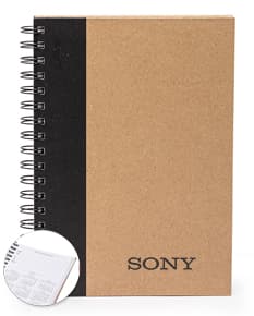 Caderno com capa kraft em textura marrom vazia, pronto para anotações e mensagens. Páginas em branco com design vintage e borda de papel envelhecido, perfeito para uso no escritório, escola ou trabalho.