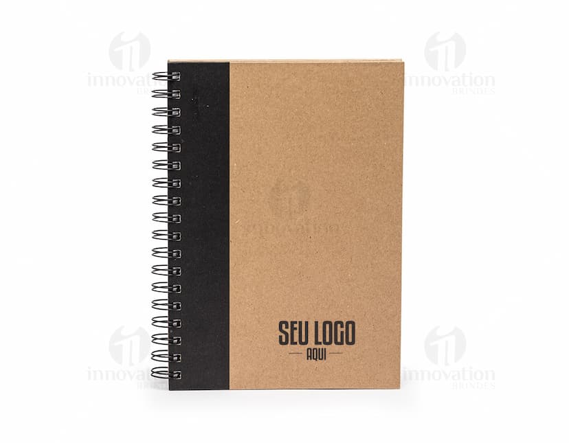 Caderno Capa Kraft em branco, com espiral marrom, em um escritório vazio. O caderno está aberto em uma página em branco, pronto para ser preenchido com notas ou mensagens. Ao lado do caderno, há um bloco de papel em branco com um clip de papel. A imagem tem um fundo vintage de madeira e textura amarelada.