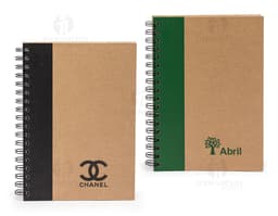 Cuaderno con tapa kraft en textura marrón vacía, listo para anotaciones y mensajes. Páginas en blanco con diseño vintage y