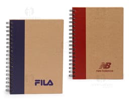Cuaderno con tapa kraft en textura marrón vacía, listo para anotaciones y mensajes. Páginas en blanco con diseño vintage y