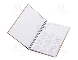 Cuaderno con tapa kraft en textura marrón vacía, listo para anotaciones y mensajes. Páginas en blanco con diseño vintage y
