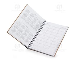 Cuaderno con tapa kraft en textura marrón vacía, listo para anotaciones y mensajes. Páginas en blanco con diseño vintage y