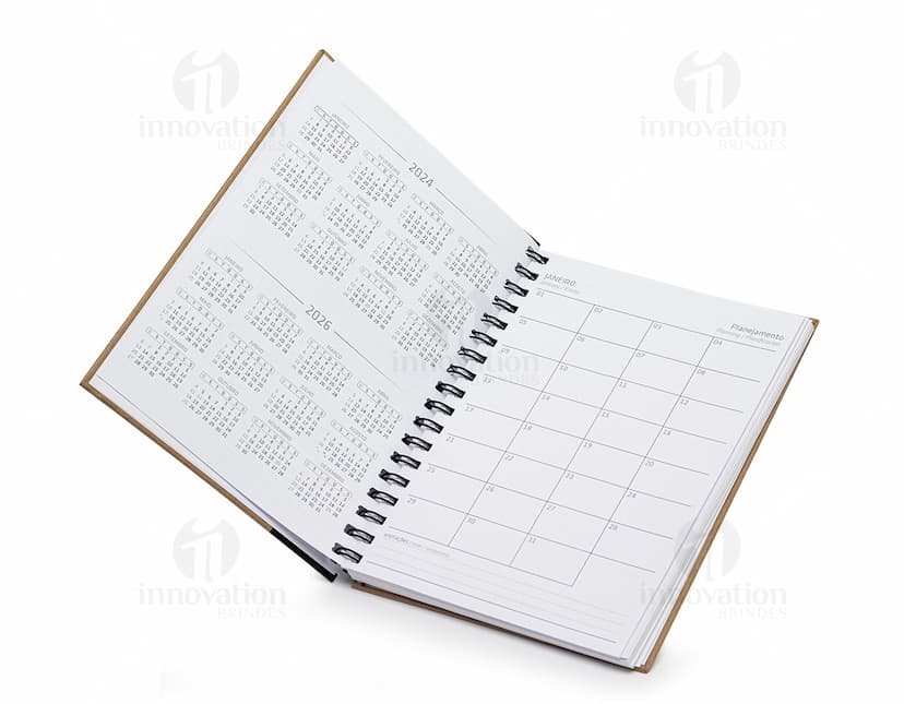 Caderno de capa kraft aberto, com páginas em branco e caneta sobre a mesa de escritório. Na página, há anotações sobre finanças e investimentos, incluindo números e textos relacionados a dinheiro e sucesso. O caderno parece antigo e vintage, com um design simples e elegante.