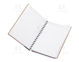 Cuaderno con tapa kraft en textura marrón vacía, listo para anotaciones y mensajes. Páginas en blanco con diseño vintage y