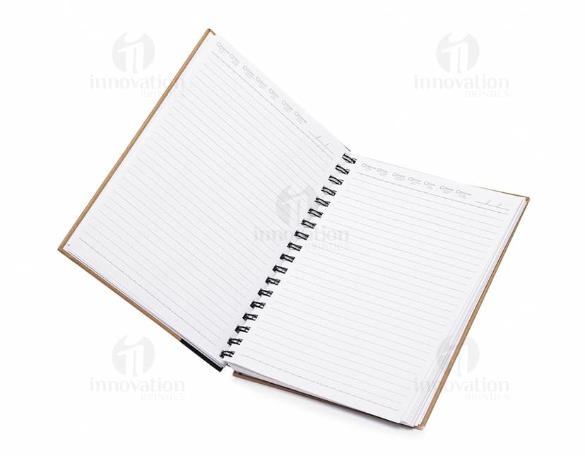 Caderno de capa Kraft em formato 3D, com páginas em branco e linha amarela. Objeto vintage com aspecto grunge, ideal para escrita e anotações. Perfeito para uso educacional e profissional, com design retro e estilo clean.