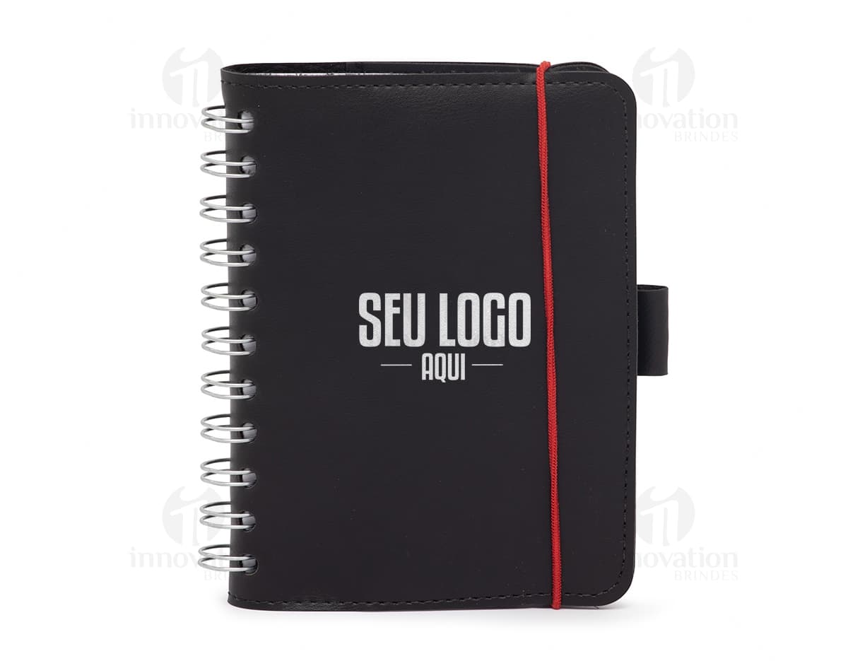 Caderneta de couro sintético preta com páginas em branco, ideal para anotações de negócios e escrita. O design elegante inclui um quadro e uma capa de couro texturizado, perfeito para armazenar informações de forma organizada.