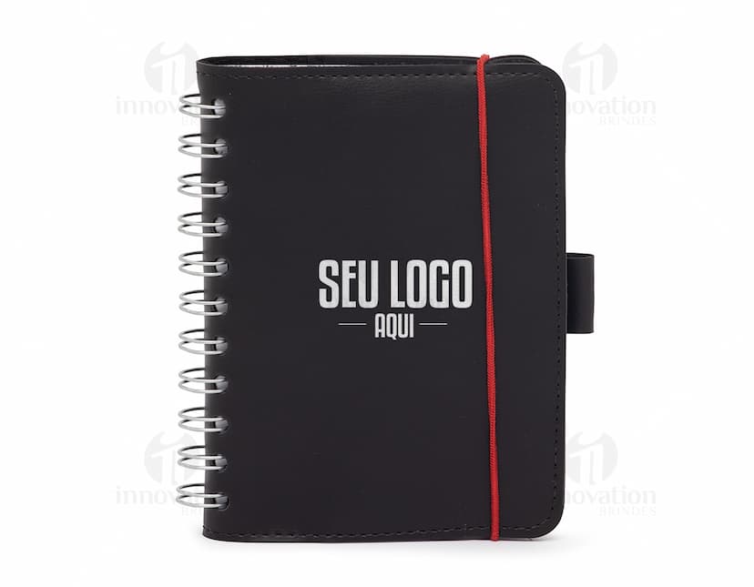 Caderneta de couro sintético preta com páginas em branco, ideal para anotações de negócios e escrita. O design elegante inclui um quadro e uma capa de couro texturizado, perfeito para armazenar informações de forma organizada.