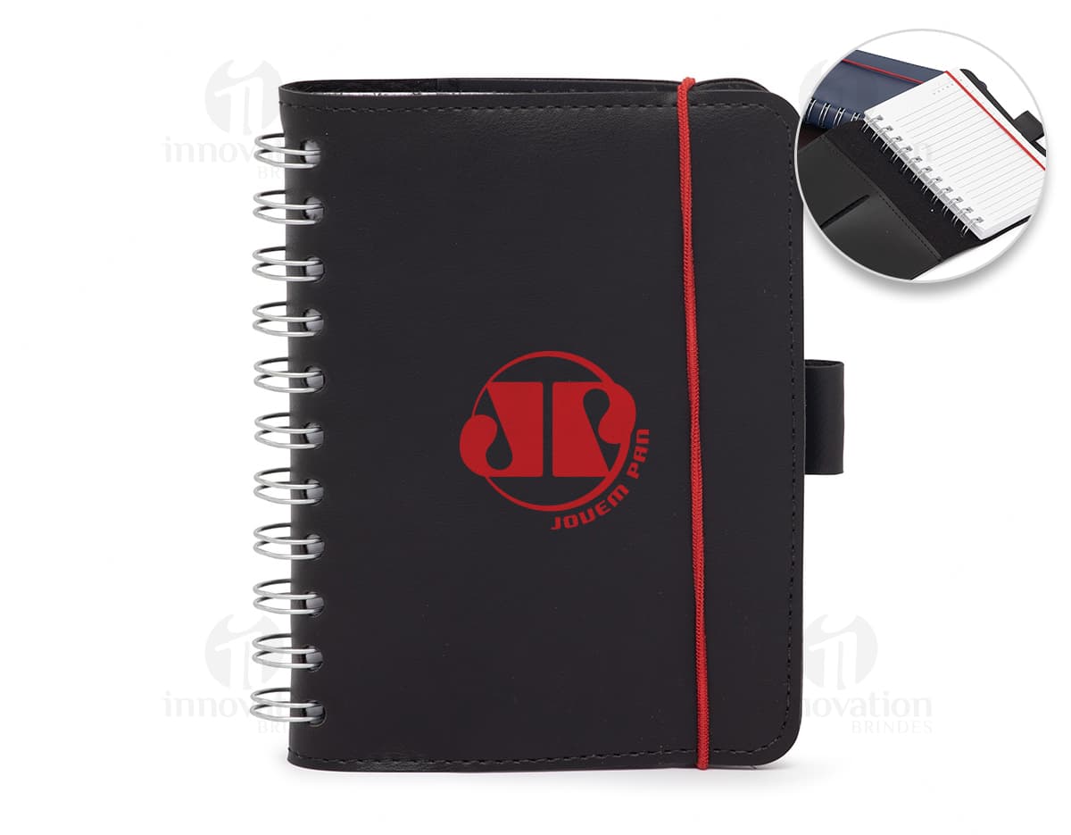 Caderneta de couro sintético preta, com design moderno e elegante. Na imagem, a caderneta está aberta, exibindo páginas em branco, perfeita para anotações e organização. O objeto é ideal para uso em escritório, estudo ou negócios, oferecendo praticidade e estilo.