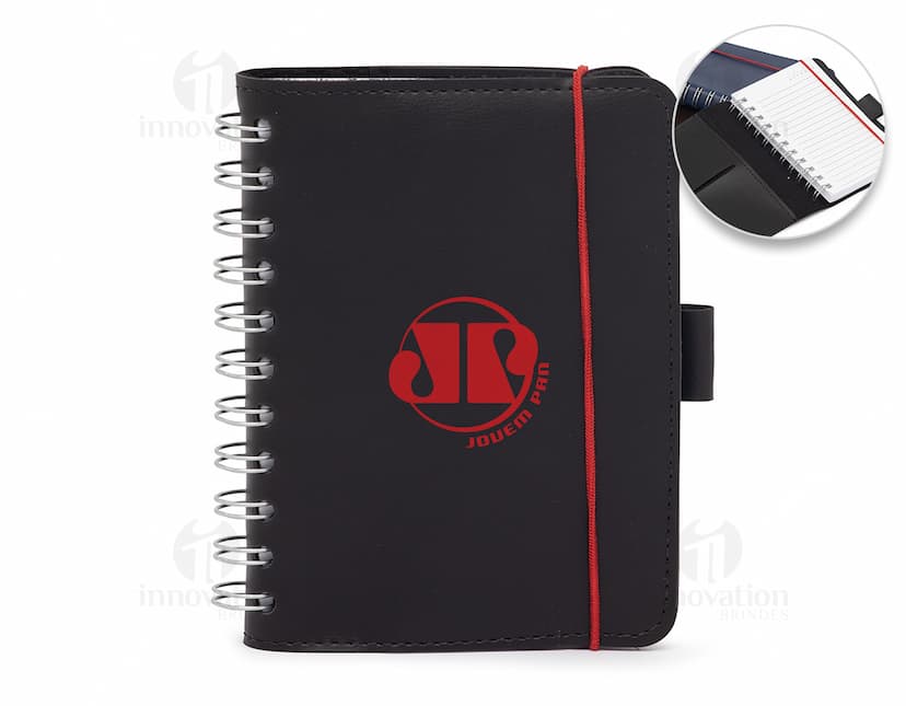 Caderneta de couro sintético preta, com design moderno e elegante. Na imagem, a caderneta está aberta, exibindo páginas em branco, perfeita para anotações e organização. O objeto é ideal para uso em escritório, estudo ou negócios, oferecendo praticidade e estilo.
