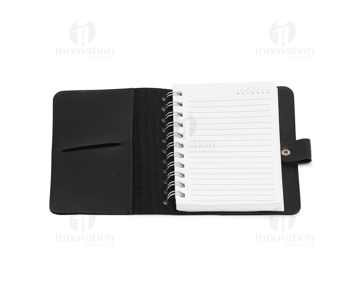 Caderneta de Couro Sintético com notebook, papel em branco, notas, escritório, negócios, página, documento, bloco, vazio, livro, mensagem, bloco de notas, dispositivo, escrever, folha, lembrete, fichário, carta, objeto, ícone, diário, design 3D, espiral, sinal, símbolo, educação, linha, cartão, modelo, memo, lista, informação, dinheiro, equipamento, disco rígido, finanças, plano, escrita, preto, conjunto, tecnologia, dados, disco magnético, aberto, digital, caneta, renderização, ícones, memória, alinhado, escola, dispositivo de memória, texto, comunicação, quadro, banco, anel, etiqueta, web, espaço, caderneta, lembrar, adesivo, aviso, pessoal, postagem, armazenamento, reunião, papelaria, limpo, sucesso, gráfico, mídia, moldura, fechado, único, computador, borda, financeiro, fio, caderno, couro.