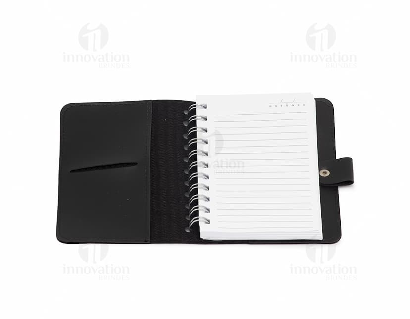 Caderneta de Couro Sintético com notebook, papel em branco, notas, escritório, negócios, página, documento, bloco, vazio, livro, mensagem, bloco de notas, dispositivo, escrever, folha, lembrete, fichário, carta, objeto, ícone, diário, design 3D, espiral, sinal, símbolo, educação, linha, cartão, modelo, memo, lista, informação, dinheiro, equipamento, disco rígido, finanças, plano, escrita, preto, conjunto, tecnologia, dados, disco magnético, aberto, digital, caneta, renderização, ícones, memória, alinhado, escola, dispositivo de memória, texto, comunicação, quadro, banco, anel, etiqueta, web, espaço, caderneta, lembrar, adesivo, aviso, pessoal, postagem, armazenamento, reunião, papelaria, limpo, sucesso, gráfico, mídia, moldura, fechado, único, computador, borda, financeiro, fio, caderno, couro.