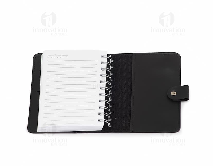 Caderneta de couro sintético com papel em branco, anel em espiral, design limpo e elegante. Perfeito para reuniões de negócios, anotações e estudos.