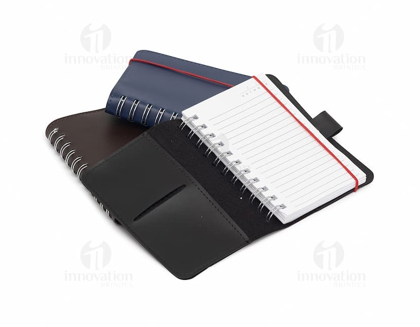 Caderneta de Couro Sintético preta, vazia e aberta, com design elegante. Objeto de escrita com páginas brancas, ideal para guardar informações, notas e documentos. Perfeito para uso no escritório, escola ou como um presente.