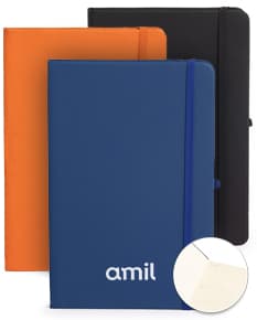 Planner emborrachado anual em formato de disco de vídeo digital, com design moderno e espaço para armazenamento de dados e informações. O produto é preto e possui reflexos brilhantes, ideal para uso em escritórios e ambientes de trabalho.