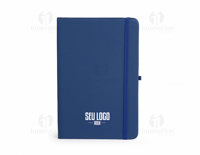 Planner emborrachado anual preto com espaço em branco para anotações, design moderno e elegante. Ideal para organizar compromissos, tarefas e informações de negócios. Objeto 3D com textura emborrachada e capa com ícones de calendário.