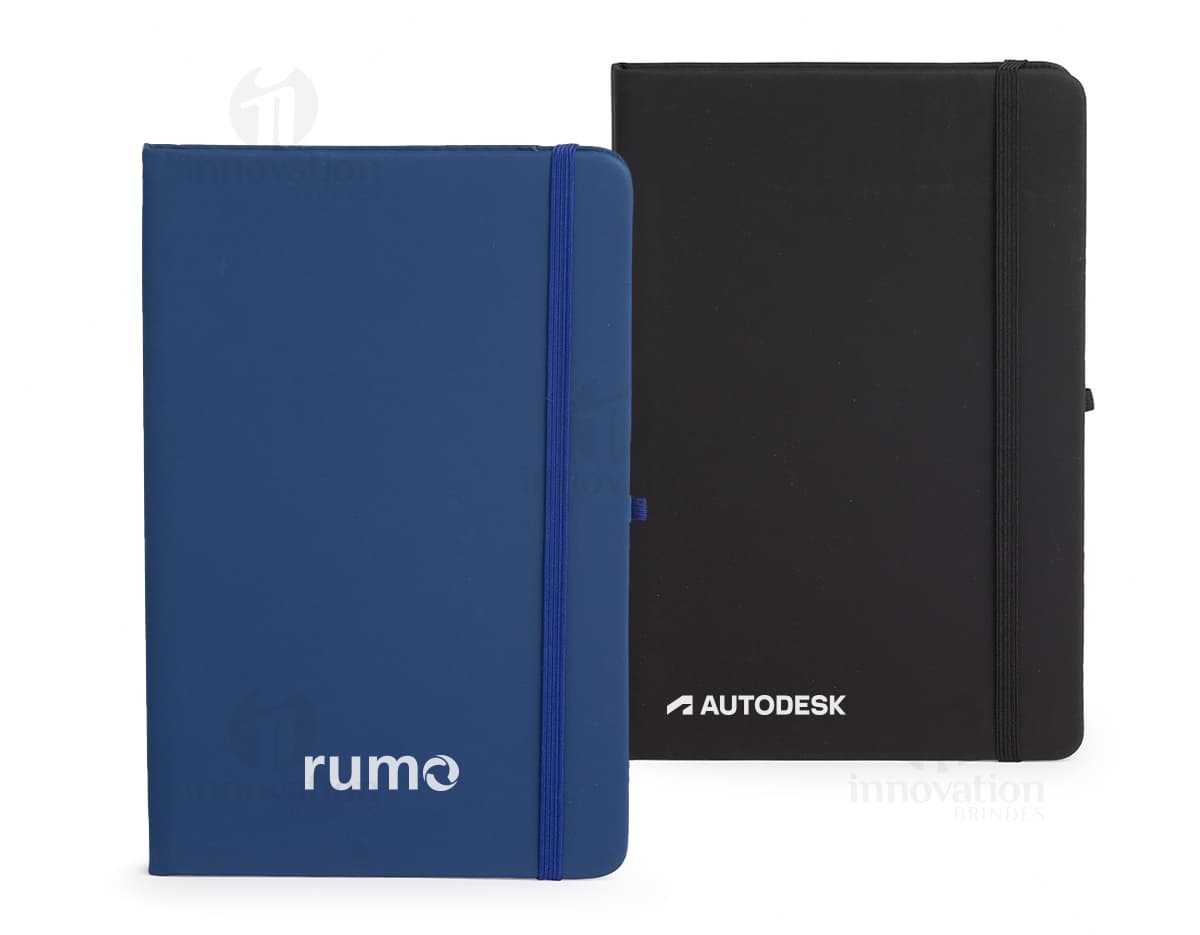 Planner emborrachado anual em formato de caderno vazio com folhas em branco, ideal para organizar compromissos e anotações no escritório. Design moderno em cor pink, com espaço para escrever e armazenar informações.