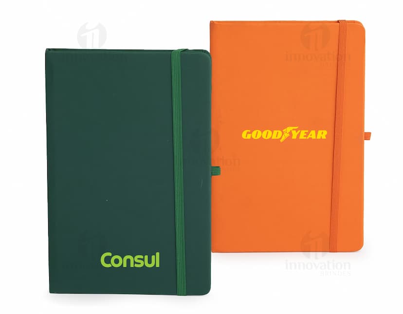 Planner Emborrachado Anual em formato de notebook, com papel em branco, espaço para notas, mensagens e lembretes. Design 3D amarelo com elementos de escrita, armazenamento de informações e memórias. Funcional para organização pessoal e profissional, ideal para estudos, trabalho e armazenamento de dados.