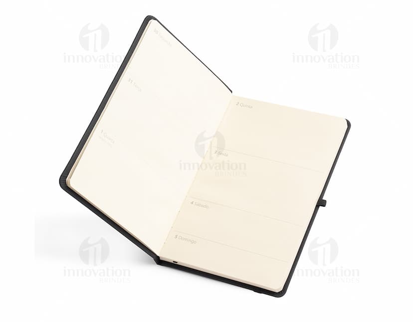 Planner Emborrachado Anual em formato de notebook aberto, com páginas em branco, videodisk e envelope na capa. Objeto de escrita e organização de informações, perfeito para uso no escritório, na escola ou em casa. Cor amarela, design moderno e espaçoso para anotações e lembretes.