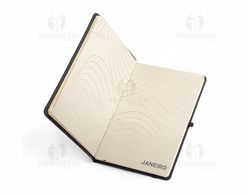 Planner emborrachado anual aberto em formato de caderno com folhas em branco, espaço para escrever anotações, mensagens e lembretes. O design vintage em cor amarela proporciona um aspecto antigo e organizado, ideal para uso em escritórios, escolas e em casa.