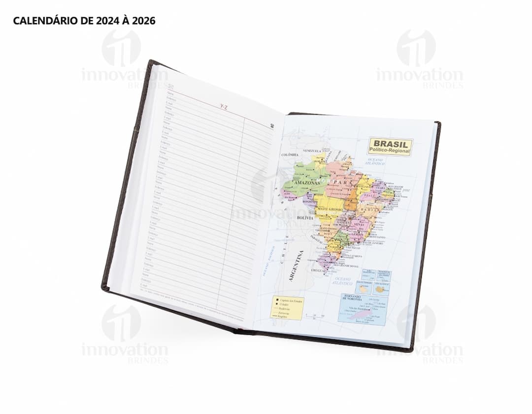 Agenda diária 2025, em couro marrom vintage, com folhas em branco e espaço para documentos, dinheiro e cartões. Objeto de escritório e tecnologia, com design elegante e espaço para armazenamento de informações. A imagem mostra a capa da agenda com textura de couro e detalhes em dourado, representando sucesso e organização financeira.