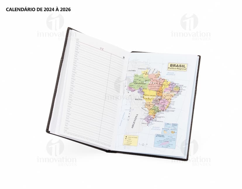 Agenda diária 2025, em couro marrom vintage, com folhas em branco e espaço para documentos, dinheiro e cartões. Objeto de escritório e tecnologia, com design elegante e espaço para armazenamento de informações. A imagem mostra a capa da agenda com textura de couro e detalhes em dourado, representando sucesso e organização financeira.
