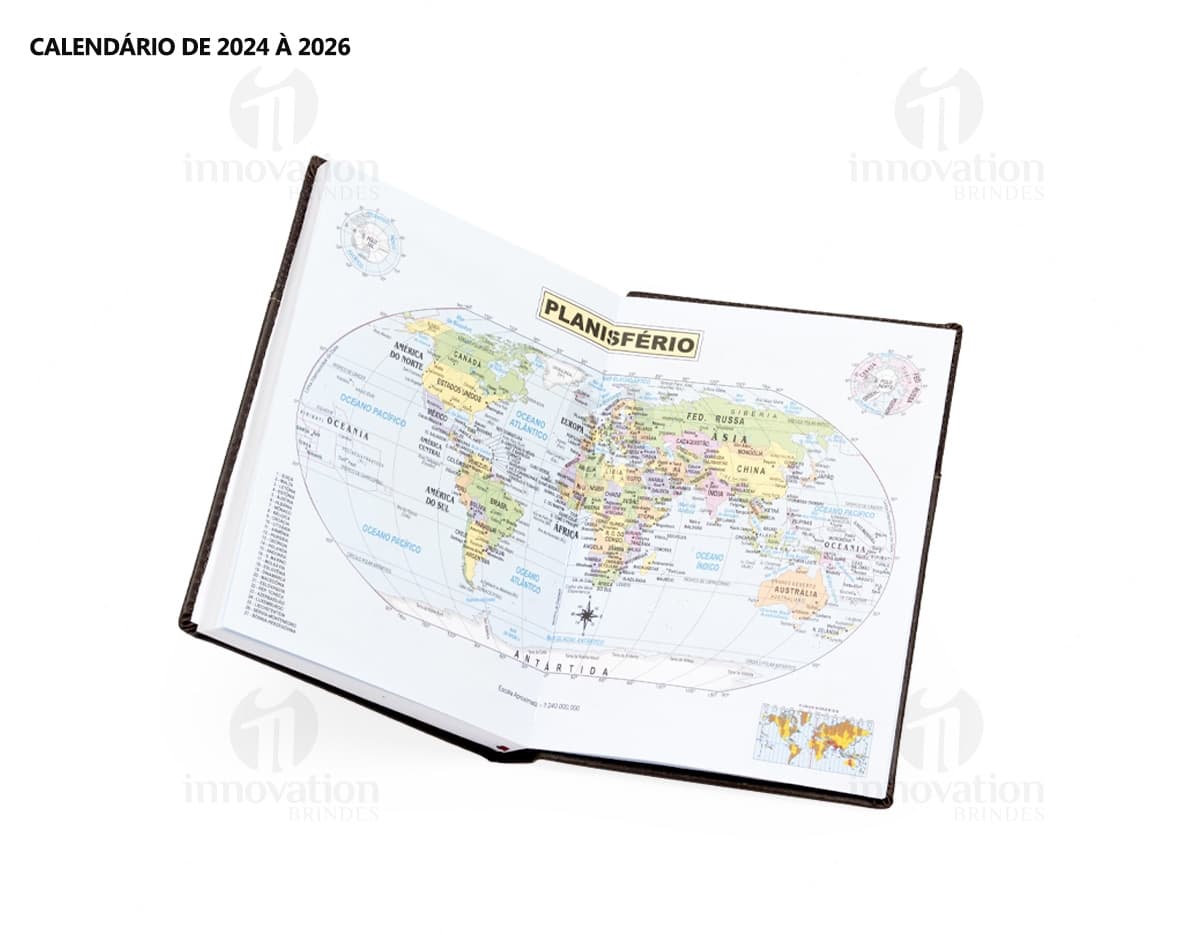 Agenda diária 2025, em couro marrom vintage, com folhas em branco e espaço para documentos, dinheiro e cartões. Objeto de escritório e tecnologia, com design elegante e espaço para armazenamento de informações. A imagem mostra a capa da agenda com textura de couro e detalhes em dourado, representando sucesso e organização financeira.
