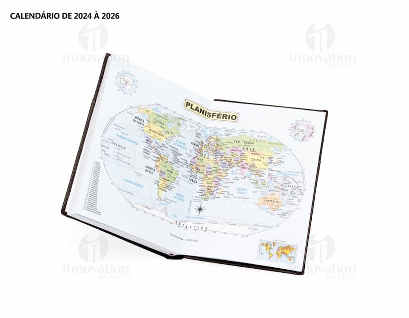 Agenda diária 2025, em couro marrom vintage, com folhas em branco e espaço para documentos, dinheiro e cartões. Objeto de escritório e tecnologia, com design elegante e espaço para armazenamento de informações. A imagem mostra a capa da agenda com textura de couro e detalhes em dourado, representando sucesso e organização financeira.