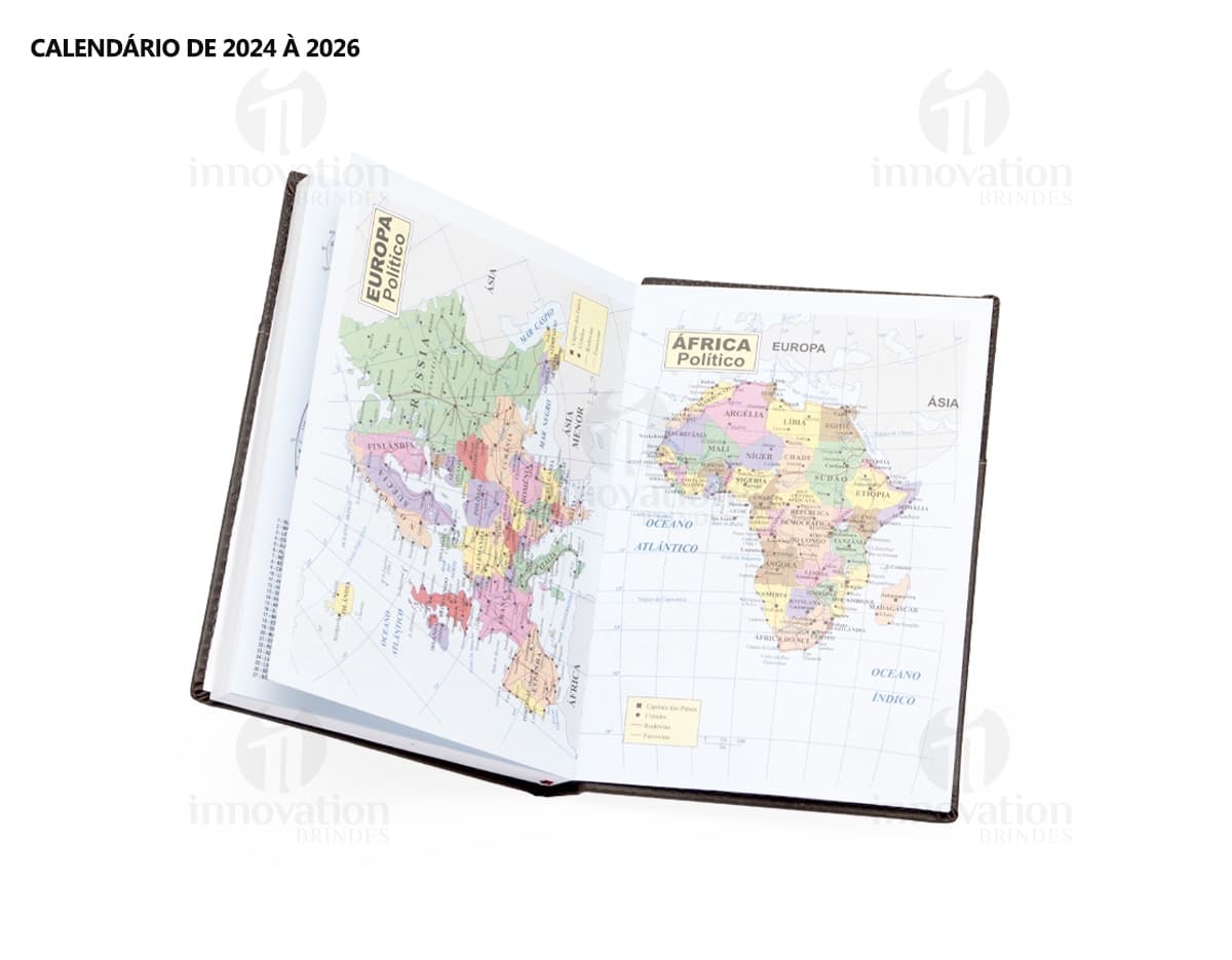 Agenda diária 2025, em couro marrom vintage, com folhas em branco e espaço para documentos, dinheiro e cartões. Objeto de escritório e tecnologia, com design elegante e espaço para armazenamento de informações. A imagem mostra a capa da agenda com textura de couro e detalhes em dourado, representando sucesso e organização financeira.