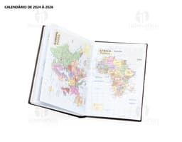 Agenda diária 2025, em couro marrom vintage, com folhas em branco e espaço para documentos, dinheiro e cartões. Objeto de