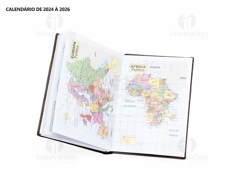 Agenda diária 2025, em couro marrom vintage, com folhas em branco e espaço para documentos, dinheiro e cartões. Objeto de escritório e tecnologia, com design elegante e espaço para armazenamento de informações. A imagem mostra a capa da agenda com textura de couro e detalhes em dourado, representando sucesso e organização financeira.