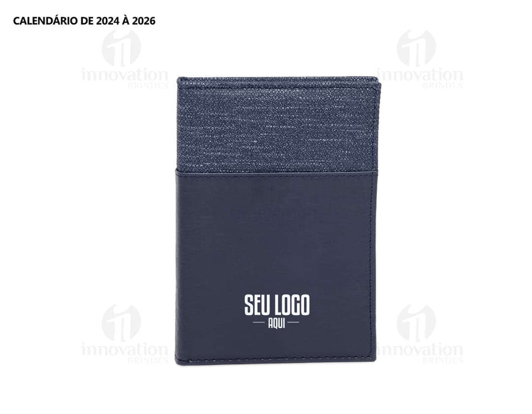 Agenda diária 2025, em couro marrom vintage, com folhas em branco e espaço para documentos, dinheiro e cartões. Objeto de