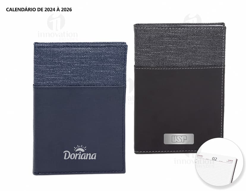 Agenda diária 2025, em couro marrom vintage, com folhas em branco e espaço para documentos, dinheiro e cartões. Objeto de escritório e tecnologia, com design elegante e espaço para armazenamento de informações. A imagem mostra a capa da agenda com textura de couro e detalhes em dourado, representando sucesso e organização financeira.