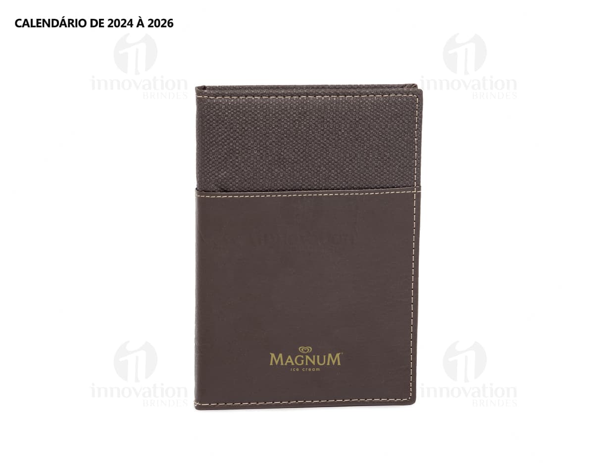 Agenda diária 2025, em couro marrom vintage, com folhas em branco e espaço para documentos, dinheiro e cartões. Objeto de escritório e tecnologia, com design elegante e espaço para armazenamento de informações. A imagem mostra a capa da agenda com textura de couro e detalhes em dourado, representando sucesso e organização financeira.