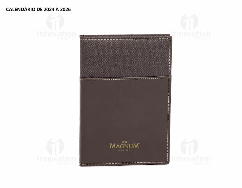 Agenda diária 2025, em couro marrom vintage, com folhas em branco e espaço para documentos, dinheiro e cartões. Objeto de escritório e tecnologia, com design elegante e espaço para armazenamento de informações. A imagem mostra a capa da agenda com textura de couro e detalhes em dourado, representando sucesso e organização financeira.