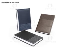 Agenda diária 2025, em couro marrom vintage, com folhas em branco e espaço para documentos, dinheiro e cartões. Objeto de