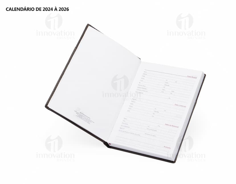 Agenda diária 2025, em couro marrom vintage, com folhas em branco e espaço para documentos, dinheiro e cartões. Objeto de escritório e tecnologia, com design elegante e espaço para armazenamento de informações. A imagem mostra a capa da agenda com textura de couro e detalhes em dourado, representando sucesso e organização financeira.