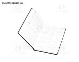 Agenda diária 2025, em couro marrom vintage, com folhas em branco e espaço para documentos, dinheiro e cartões. Objeto de
