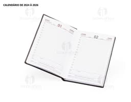Agenda diária 2025, em couro marrom vintage, com folhas em branco e espaço para documentos, dinheiro e cartões. Objeto de