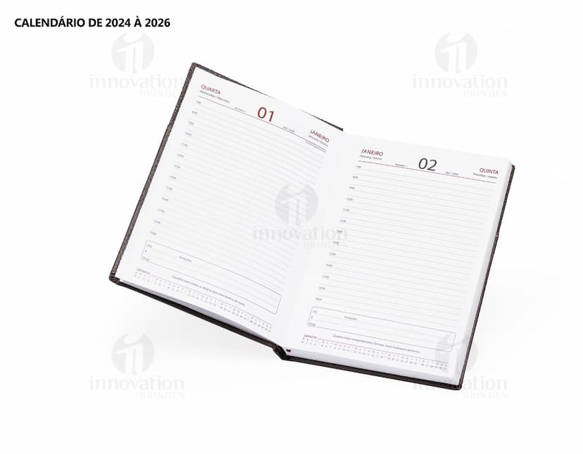 Agenda diária 2025, em couro marrom vintage, com folhas em branco e espaço para documentos, dinheiro e cartões. Objeto de escritório e tecnologia, com design elegante e espaço para armazenamento de informações. A imagem mostra a capa da agenda com textura de couro e detalhes em dourado, representando sucesso e organização financeira.