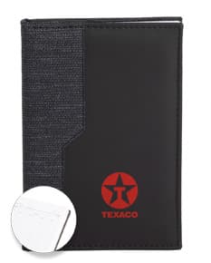 Agenda Diária 2025 em design vintage e textura marrom, com capa preta e papel em branco para anotações. Equipamento de tecnologia, ideal para escrita de lembretes e organização de compromissos e informações no escritório ou na escola. Inclui espaço para listas, notas e dados, com moderno sistema de armazenamento digital.