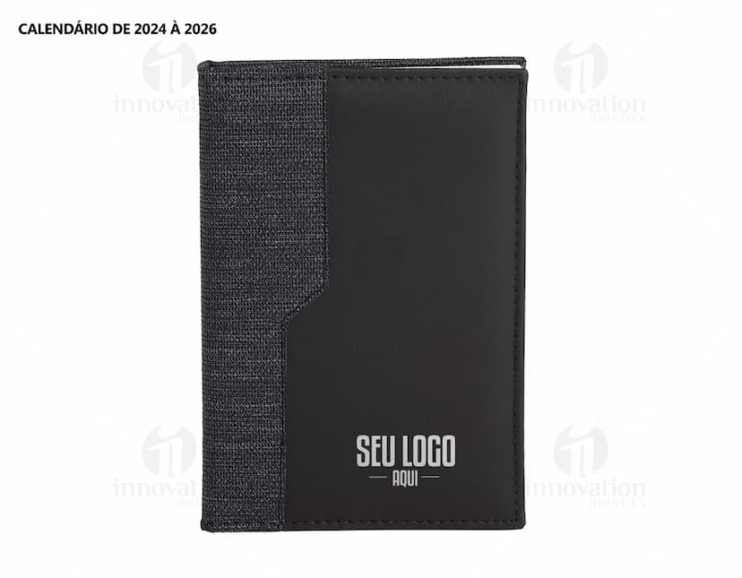 Agenda Diária 2025 em design vintage e textura marrom, com capa preta e papel em branco para anotações. Equipamento de tecnologia, ideal para escrita de lembretes e organização de compromissos e informações no escritório ou na escola. Inclui espaço para listas, notas e dados, com moderno sistema de armazenamento digital.