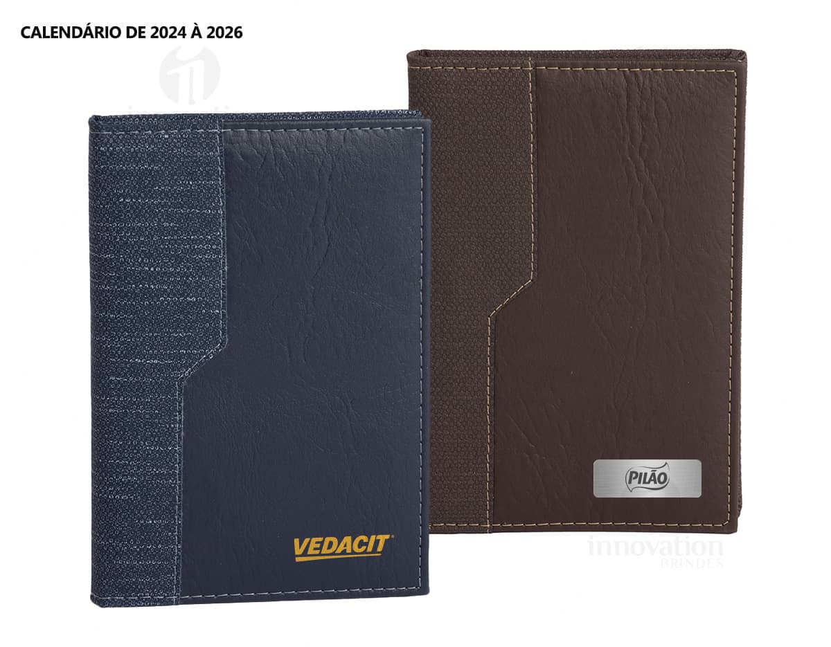 Agenda Diária 2025 em design vintage e textura marrom, com capa preta e papel em branco para anotações. Equipamento de tecnologia, ideal para escrita de lembretes e organização de compromissos e informações no escritório ou na escola. Inclui espaço para listas, notas e dados, com moderno sistema de armazenamento digital.