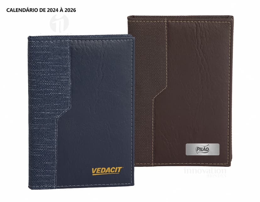Agenda Diária 2025 em design vintage e textura marrom, com capa preta e papel em branco para anotações. Equipamento de tecnologia, ideal para escrita de lembretes e organização de compromissos e informações no escritório ou na escola. Inclui espaço para listas, notas e dados, com moderno sistema de armazenamento digital.