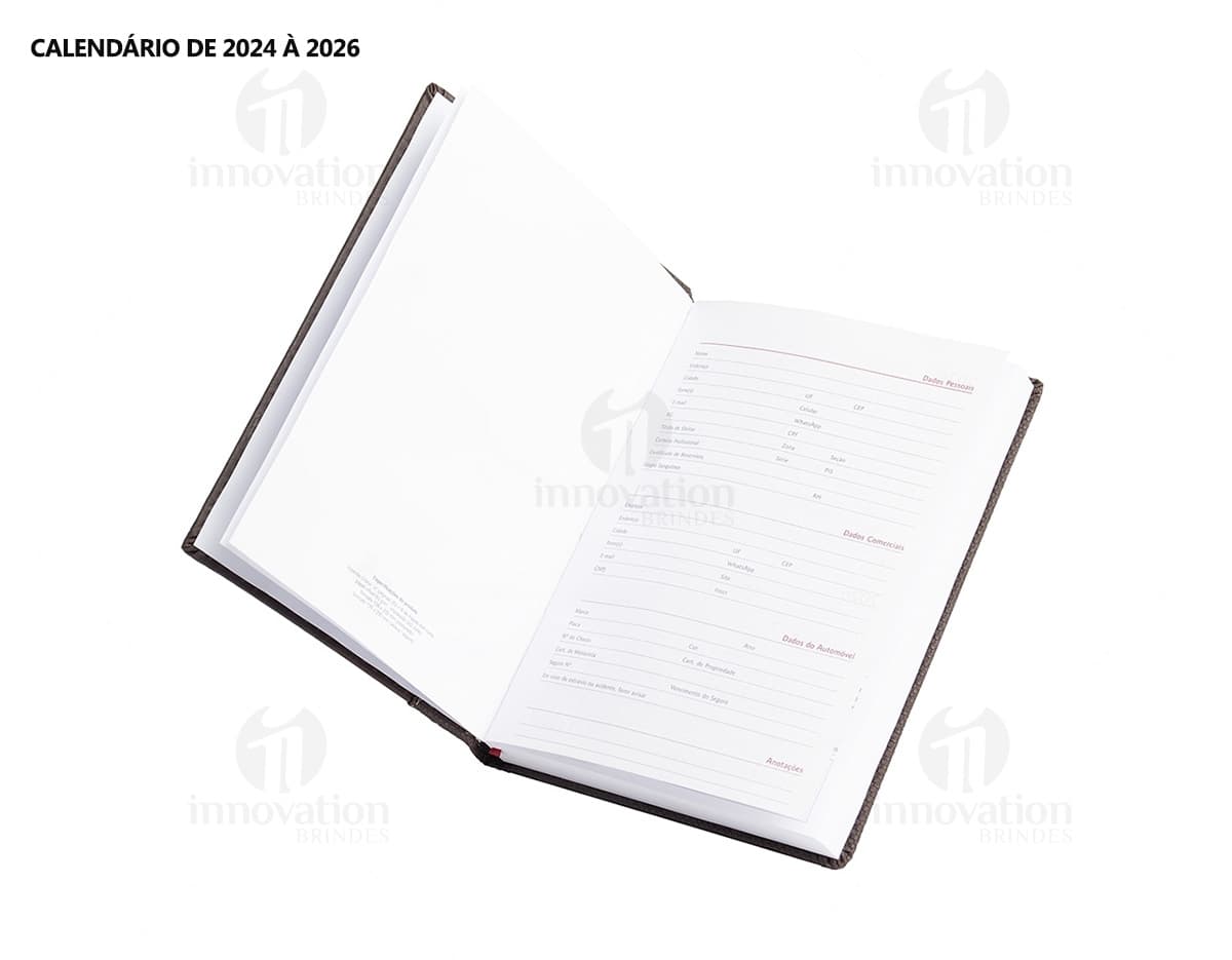 Agenda Diária 2025 em design vintage e textura marrom, com capa preta e papel em branco para anotações. Equipamento de tecnologia, ideal para escrita de lembretes e organização de compromissos e informações no escritório ou na escola. Inclui espaço para listas, notas e dados, com moderno sistema de armazenamento digital.