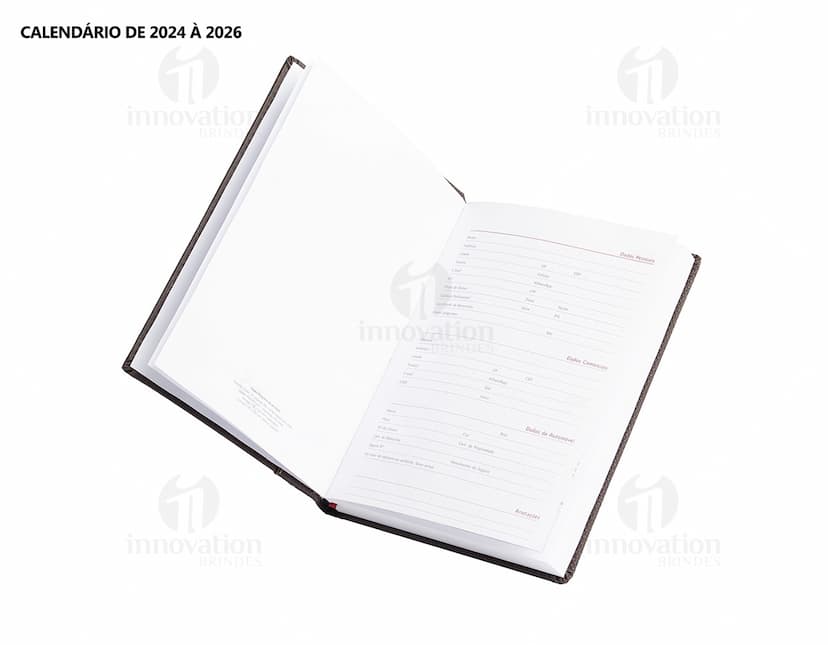 Agenda Diária 2025 em design vintage e textura marrom, com capa preta e papel em branco para anotações. Equipamento de tecnologia, ideal para escrita de lembretes e organização de compromissos e informações no escritório ou na escola. Inclui espaço para listas, notas e dados, com moderno sistema de armazenamento digital.