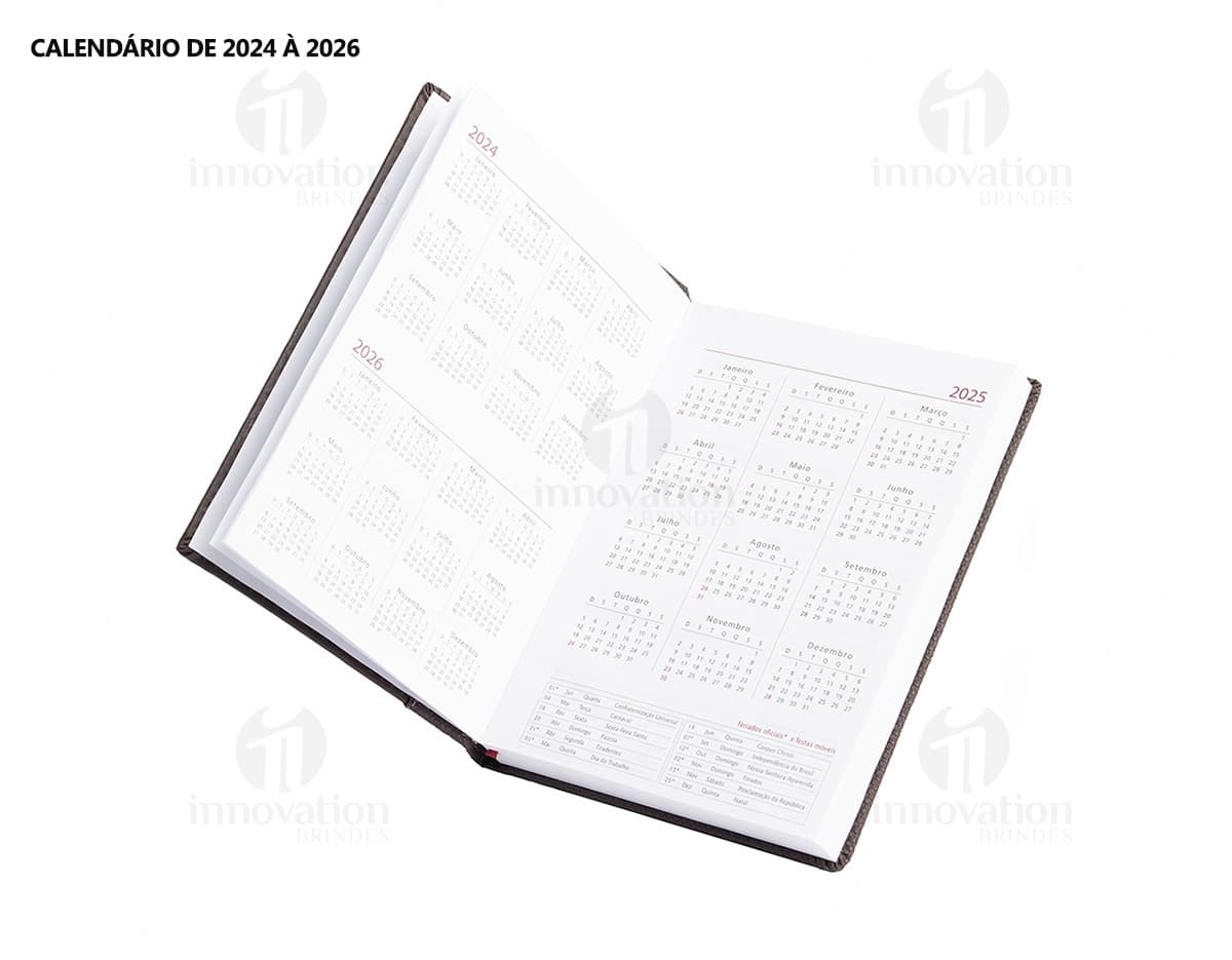 Agenda Diária 2025 em design vintage e textura marrom, com capa preta e papel em branco para anotações. Equipamento de tecnologia, ideal para escrita de lembretes e organização de compromissos e informações no escritório ou na escola. Inclui espaço para listas, notas e dados, com moderno sistema de armazenamento digital.