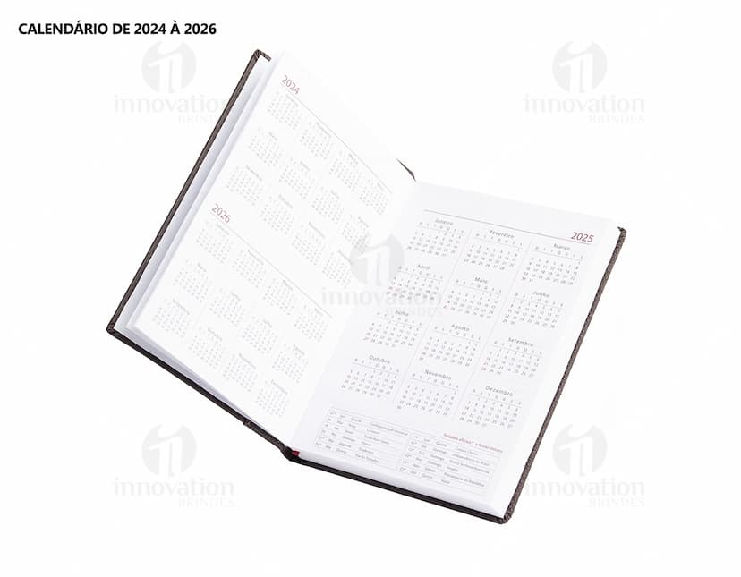 Agenda Diária 2025 em design vintage e textura marrom, com capa preta e papel em branco para anotações. Equipamento de tecnologia, ideal para escrita de lembretes e organização de compromissos e informações no escritório ou na escola. Inclui espaço para listas, notas e dados, com moderno sistema de armazenamento digital.