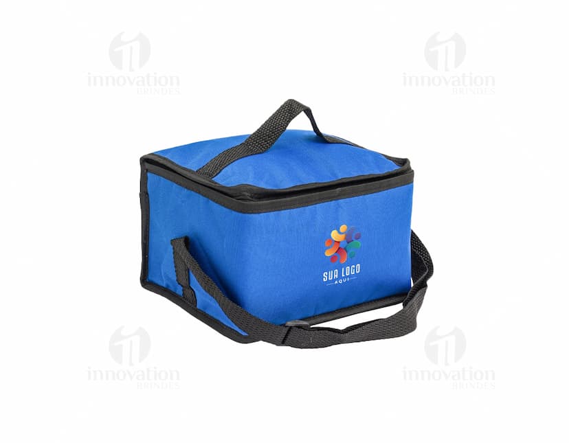 Bolsa térmica de 8 litros, ideal para transporte de alimentos e bebidas. Possui alça para facilitar o transporte, feita de plástico resistente. Design elegante em preto, perfeito para festas, celebrações e eventos empresariais. Produto prático, versátil e durável.