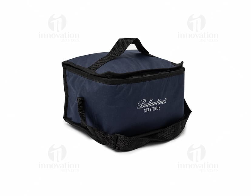 Bolsa térmica 8 litros preta de couro, moderna e elegante, ideal para transporte de itens pessoais ou compras. A bolsa possui alça, zipper e é perfeita para manter a comida fresca durante viagens ou compras.