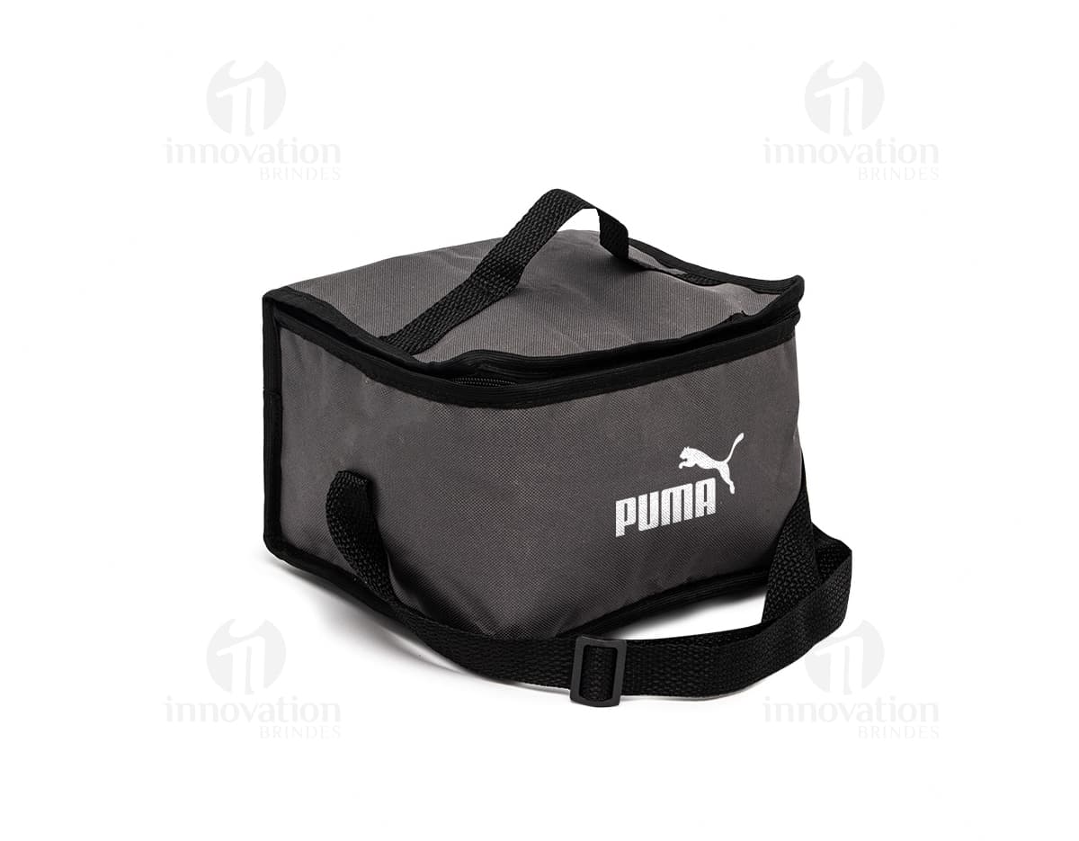 Bolsa térmica de 8 litros em couro preto, com alça única, fecho de zíper e detalhes em metal. Ideal para armazenar alimentos ou bebidas. Elegante e moderna, perfeita para viagens e passeios.